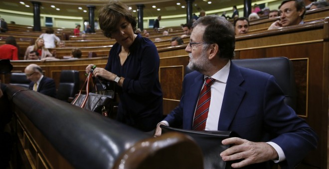 El presidente del Gobierno, Mariano Rajoy, junto a la vicepresidenta, Soraya Sáez de Santamaría, al inicio de la sesión de control al Ejecutivo en el Congreso de los Diputados. EFE/Fernando Alvarado
