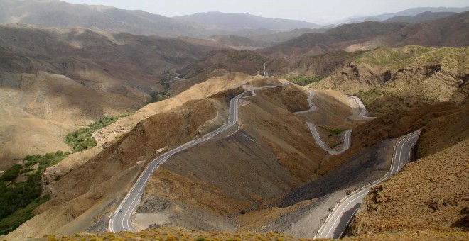 Una carretera de curvas y sin arcén es la única forma de atravesar el Atlas y de llegar a las poblaciones montañosas. IRENE BENEDICTO