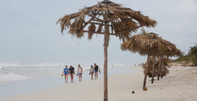 Turistas paseando por la playa tras el paso del huracán Irma por Varadero /REUTERS (Alexandre Meneghini)