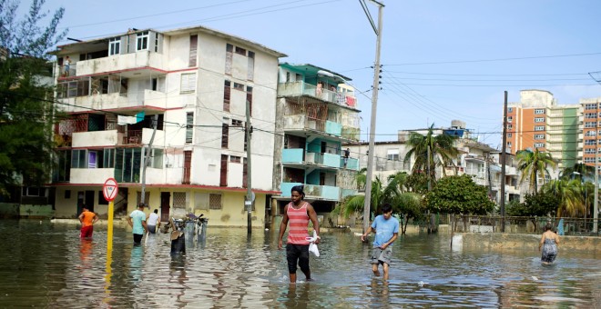 Habitantes caminan por un área inundada tras las inundaciones y apagones provocados por el paso del huracán Irma en La Habana /REUTERS (Alexandre Meneghini)