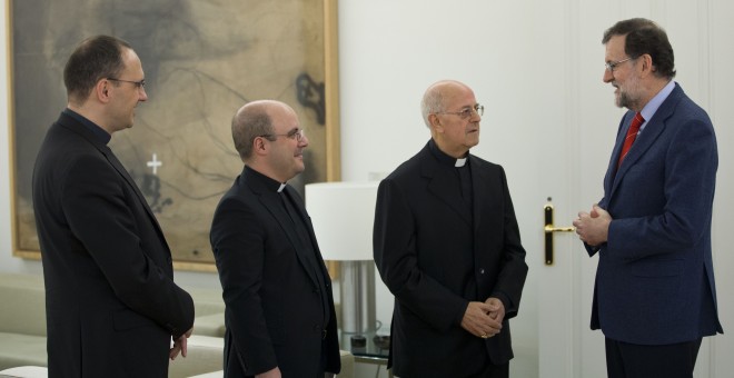 La cúpula de la Conferencia Episcopal, con su presidente, el arzobispo Ricardo Blázquez, a la cabeza, en una reunión con Mariano Rajoy en el Palacio de la Moncloa, el pasado marzo.