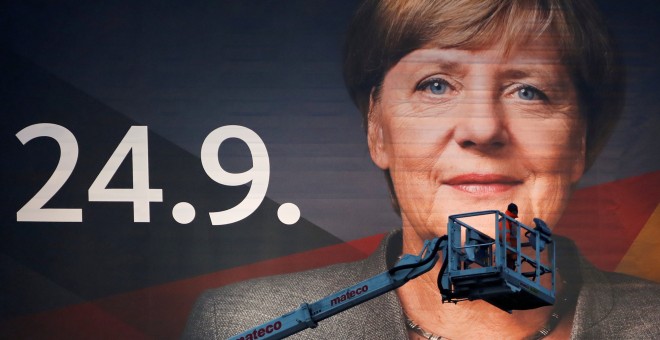 Cartel electoral de Angela Merkel.REUTERS/Wolfgang Rattay