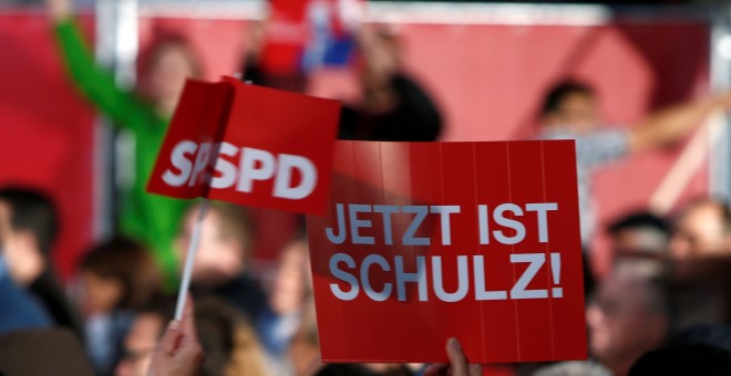 Simpatizantes y militantes del SPD sujetan carteles en apoyo al candidato Martin Schulz.REUTERS/Michaela Rehle