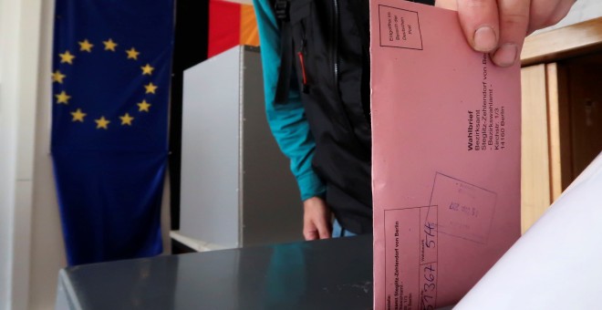 Un hombre deposita su voto en una urna.REUTERS/Fabrizio Bensch