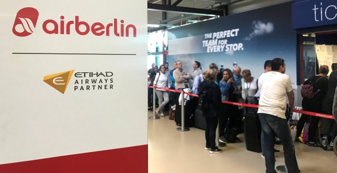 Varias personas guardan cola en un mostrador de Air Berlín, en en aerolpuerto berlinés de Tegel. REUTERS/Pawel Kopczynski