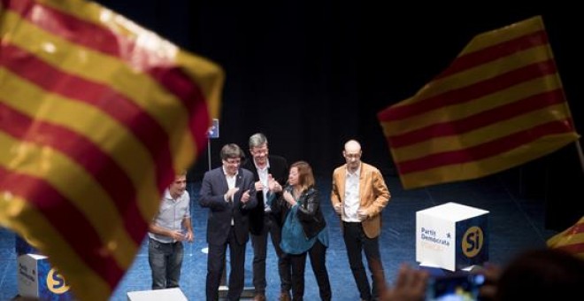 El presidente de la Generalitat, Carles Puigdemont (2ºi), participa en el Teatro Principal de Badalona en un acto del PDeCAT en favor del referéndum del 1-O suspendido por el Tribunal Constitucional.- EFE/Marta Pérez