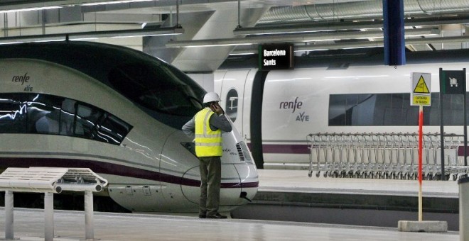 Un trabajador de Renfe en los andenes de la estación de Sans, en Barcelona. EFE