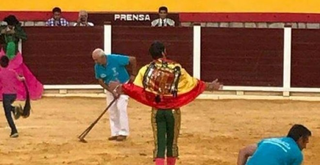 El torero Padilla se pasea con una bandera franquista en una corrida.