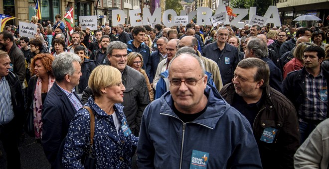 El alcalde de Bilbao Juan Mari Aburto y los presidentes del PNV en Bizkaia Itxaso Atutxa, Álava, José Antonio Suso y Gipuzkoa, Joseba Egibar, en la manifestación convocada por la organización soberanista Gure Esku Dago en apoyo al referéndum catalán. EFE/