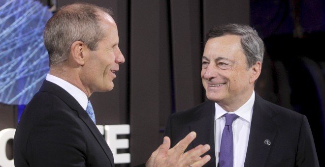 El ministro de Finanzas estonio, Toomas Toniste (i), habla con el presidente del Banco Central Europeo (BCE), Mario Draghi, durante una reunión de ministros de Economía y Finanzas de la eurozona (Eurogrupo) en Tallin, Estonia. EFE/Valda Kalnina