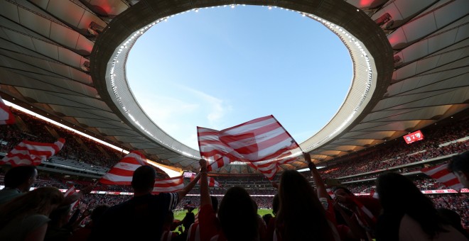 Aficionados del Atlético de Madrid en el interior del Wanda Metropolitano, durante el primer partido del club rojiblanco en su nuevo estadio. REUTERS/Sergio Perez