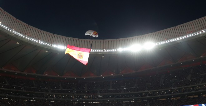 Un paracaidista aterriza en el interior del Wanda Metropolitano, durante el primer partido del Atlético de Madrid en su nuevo estadio. REUTERS/Sergio Perez