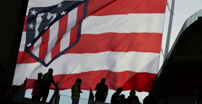 Vista de la bandera rojiblanca colocada frente al Wanda Metropolitano, durante el primer partido del Atlético de Madrid en su nuevo estadio. REUTERS/Sergio Perez