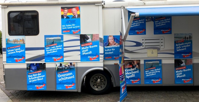 Un autobús electoral del partido de extrema derecha alemán AfD, en Fráncfort del Óder. REUTERS/Michelle Martin