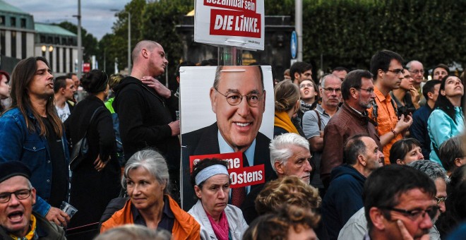 Simpatizantes se reúnen alrededor de una pancarta del presidente del Partido de la Izquierda Europea (Die Linke), Gregor Gysi, durante un mitin electoral en Dresde, Sajonia (Alemania). EFE/Filip Singer