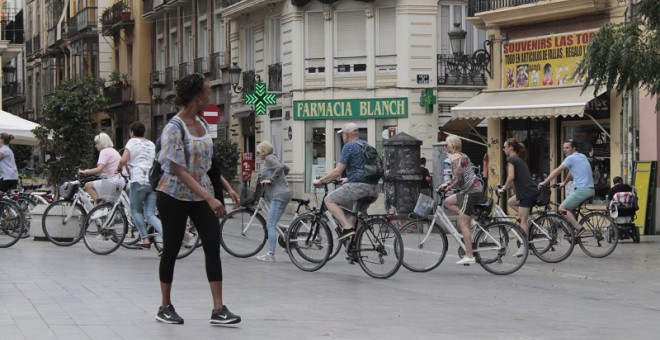 Un grup de turistes passeja pel barri del Carme de València. PACO BELTRÁN