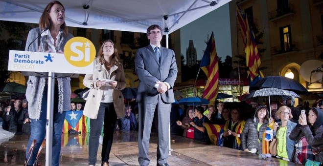 La alcaldesa de Girona, Marta Madrenas, durante su intervención junto al presidente de la Generalitat de Cataluña Carles Puigdemont, durante el acto del PDeCAT en Girona en favor del referéndum del día 1-Octubre. /EFE
