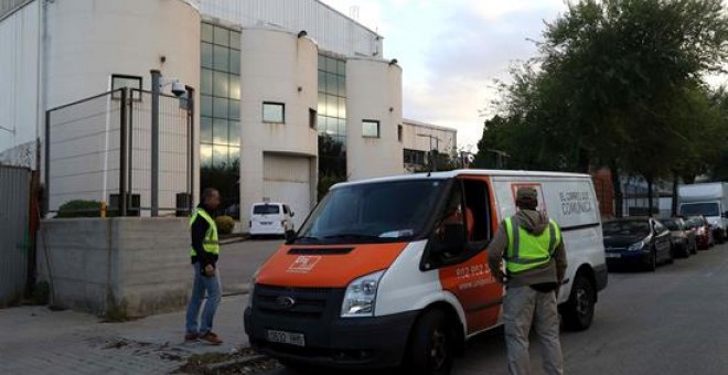 La Guardia Civil registra desde cerca de las 5 horas las instalaciones de la empresa de mensajería privada Unipost en L'Hospitalet de Llobregat (Barcelona) en busca de material relacionado con el referéndum del 1 de octubre, suspendido por el Tribunal Co