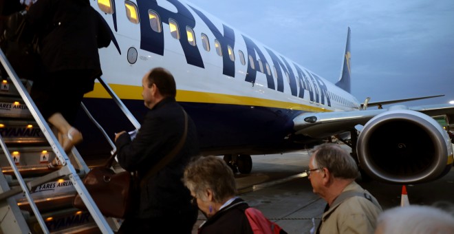 Pasajeros subiéndose a un avión de Ryanair en el aeropuerto londinense de Stansted. /REUTERS