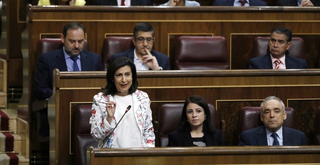 La portavoz parlamentaria socialista, Margarita Robles, durante su intervención en la sesión de control al Gobierno, en el Congreso de los Diputados. EFE/Fernando Villar