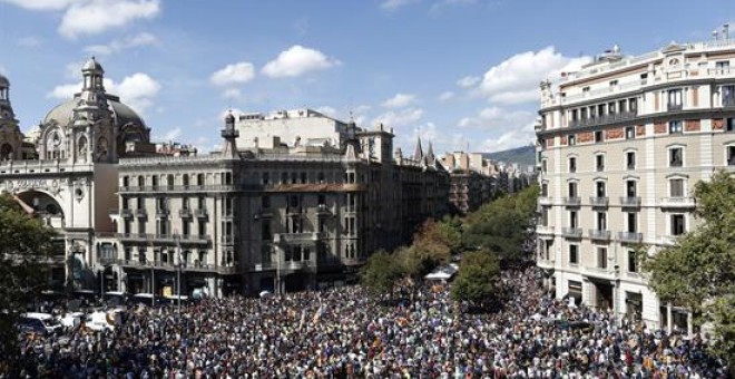 Un total de 3.800 personas, según la Guardia Urbana, están congregadas ante la sede de la consellería de Economía y Hacienda de la Generalitat, situada en la Rambla de Catalunya confluencia con la Gran Vía de Barcelona, en protesta por el registro que est