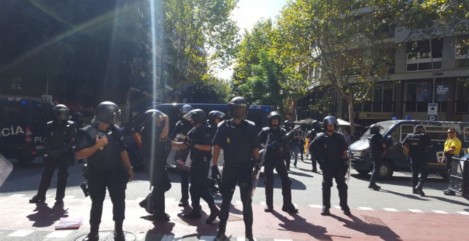 La Policía, frente a la sede de la CUP. XAVI HERRERO