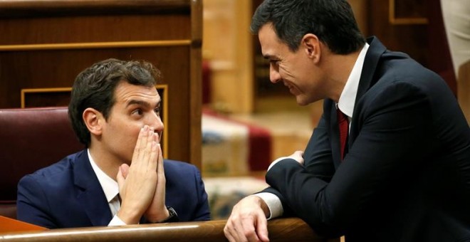 Foto de archivo de Albert Rivera y Pedro Sánchez. / EFE