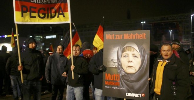 Miembros del movimiento anti islam Pegida se manifiestan contra Angela Merkel en Leipzig.- REUTERS