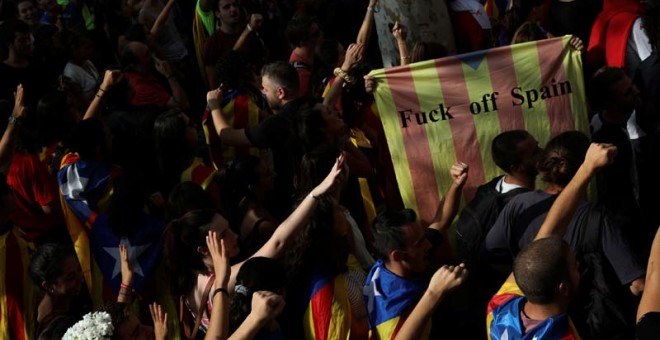 Los manifestantes aún per,manecen delante de la sede del Tribunal Superior de Catalunya. | REUTERS