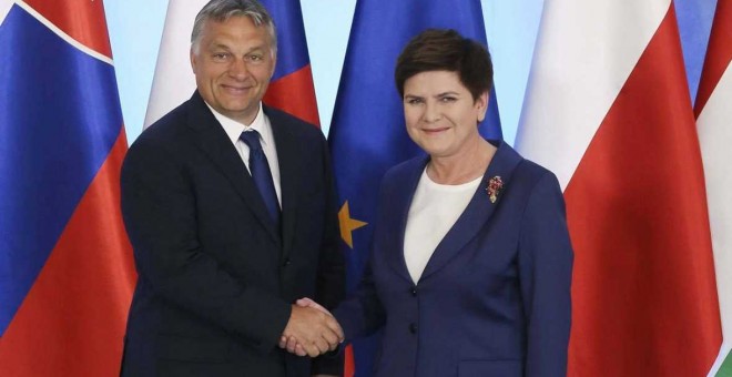 Viktor Orbán, primer ministro húngaro y Beata Szydlo, primera ministra polaca, antes de la reunión del Grupo de Visegrado en Varsovia este jueves./EFE