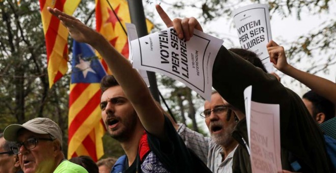 Manifestantes ante la sede del Tribunal Superior de Catalunya. | SUSANA VERA (REUTERS)