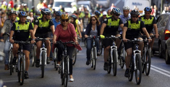 Manuela Carmena en una bicicleta en el Día sin Coches de hace dos años.