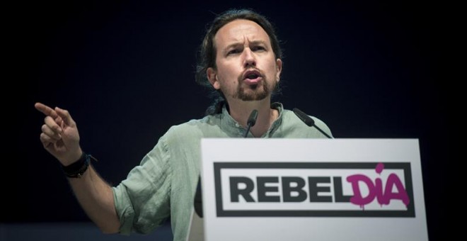 El secretario general de Podemos, Pablo Iglesias, durante su intervención hoy en un acto de partido en Alcorcón (Madrid), en la que ha hecho una llamada a su homólogo del PSOE, Pedro Sánchez, a no compartir la 'hoja de ruta' del PP sobre la situación actu