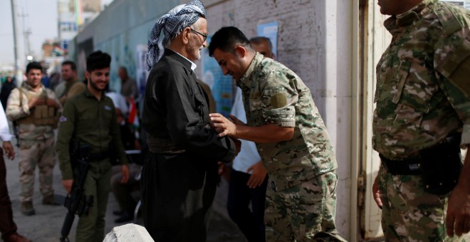 Miembros de la seguridad kurda registran a un hombre antes de entrar en un colegio electoral, en la jornada de votación del referendum de independencia del Kurdistán iraquí. en Erbil. REUTERS/Ahmed Jadallah