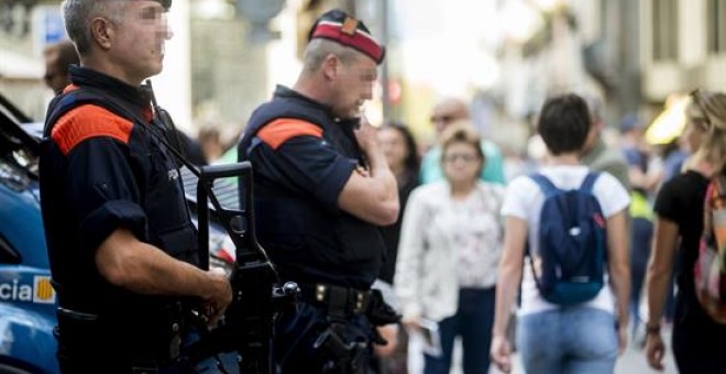 Una unidad de los Mossos d'Esquadra por las calles del centro de Barcelona con motivo de las fiestas de la Mercè después de que el conseller de Interior, Joaquim Forn, haya asegurado que los Mossos d'Esquadra hayan expresado hoy, a través del mayor Josep