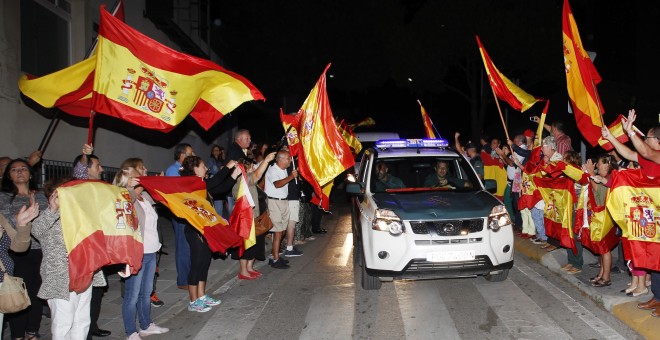 Despedida a los agentes de la Guardia Civil de Algeciras enviados a Catalunya. / EFE