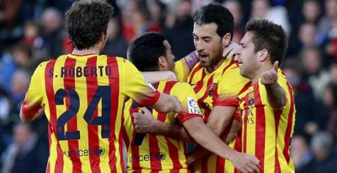 Sergi Roberto, Pedro, Busquets y Jordi Alba, con la camiseta con la senyera del Barça de hace unas temporadas. EFE