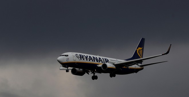 Un avión de Ryanair, aterrizando en el aeropuerto de Manchester. REUTERS/Phil Noble