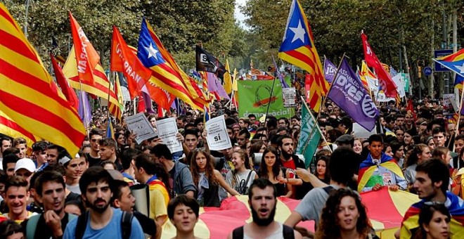 Miles de estudiantes se manifiestan en Barcelona. EFE/Juan Carlos Cárdenas