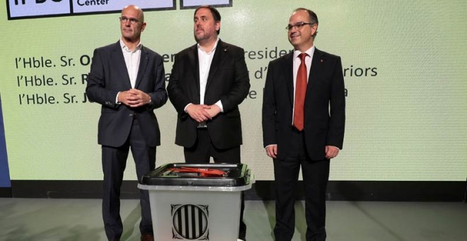 Raül Romeva, Oriol Junqueras y Jordi Turull posan delante de un modelo de urna que se va a utilizar el 1-O. | REUTERS