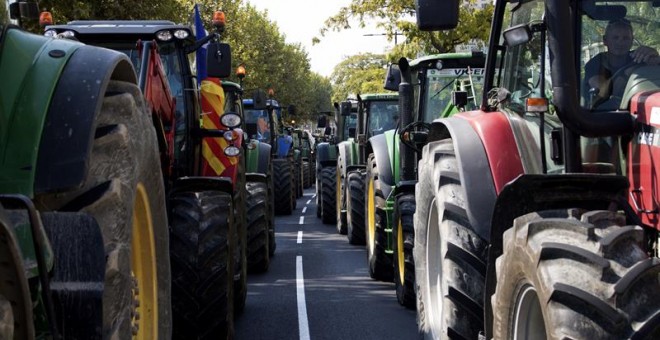 Un millar de tractores han participado en marchas convocadas en Lleida y Vic. EFE/ÓSCAR CABRERIZO