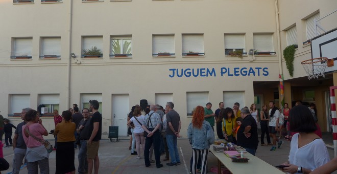 Famílies de Sabadell han mantingut oberts 23 centres electorals la nit de divendres. JORDI DE MIGUEL