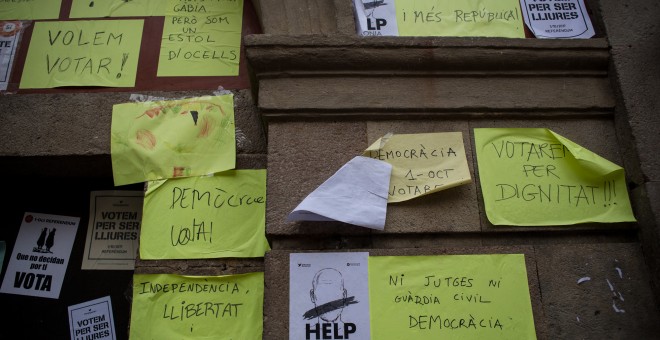 Carteles a favor del referéndum por la independencia de Catalunya del 1-O en la Plaza de la Vila, en el barrio de Gràcia de Barcelona. /JAIRO VARGAS