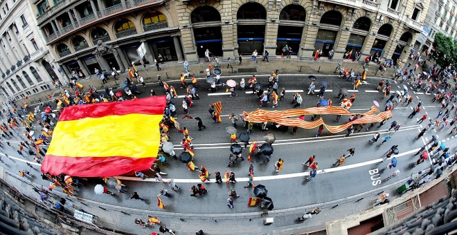 Manifestantes portan la bandera de España durante la manifestación contra el referéndum del 1-O./EFE
