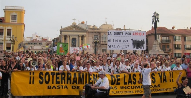 Miles de personas recorren Murcia para seguir reivindicando el soterramiento integral de las vías