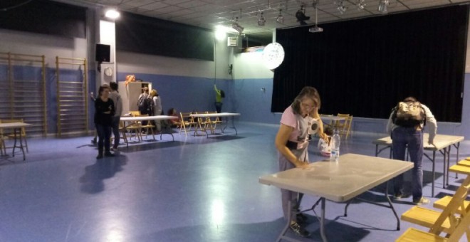 En el colegio Fructuós Gelabert de Barcelona se han montado las mesas a las 06.30./ ELENA PARREÑO