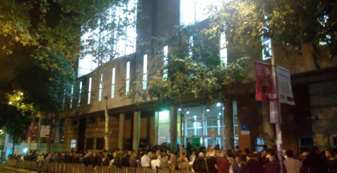 La escuela Tabor de Barcelona, a las 05.30 de la madrugada./ ELENA PARREÑO