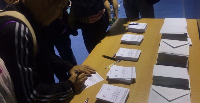Empiezan las votación en el colegio Fructuós Gelabert de Barcelona./ JAIRO VARGAS