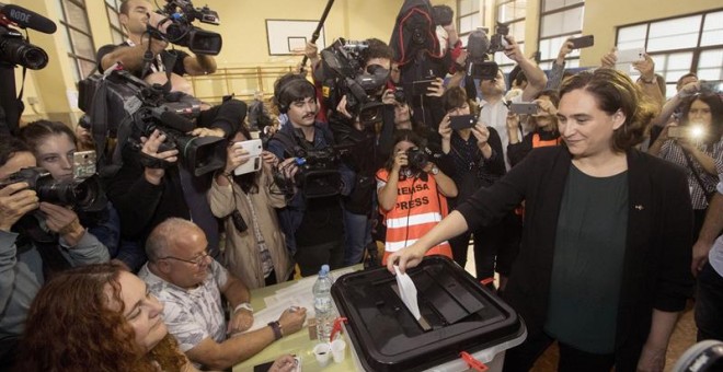 La alcaldesa de Barcelona, Ada Colau, vota en el centro cívico La Sedeta de Barcelona en el referéndum sobre la independencia de Catalunya, suspendido por el Tribunal Constitucional./ EFE