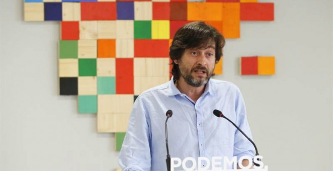 El secretario de Sociedad Civil y Movimiento Popular de Podemos, Rafa Mayoral, durante la rueda de prensa ofrecida hoy en la sede del partido, en Madrid. | MARISCAL (EFE)